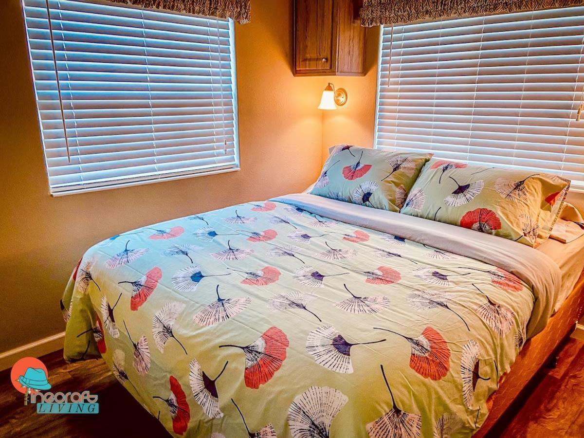 Pinecraft Cottage Tiny Home Sarasota Bagian luar foto