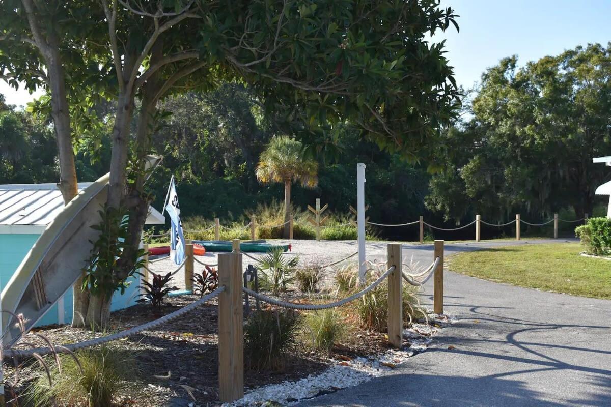 Pinecraft Cottage Tiny Home Sarasota Bagian luar foto